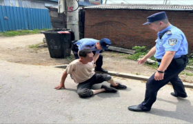 【夏季行动】醉酒男子倒地不起，巡逻民警暖心救助！